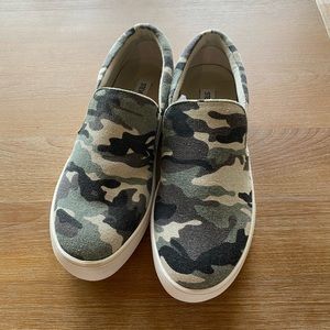 Steve Madden Camo Gils Sneaker - * NEW*